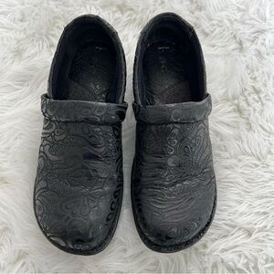b.o.c. Women’s size 9 Paisley Tooled Black Clogs
